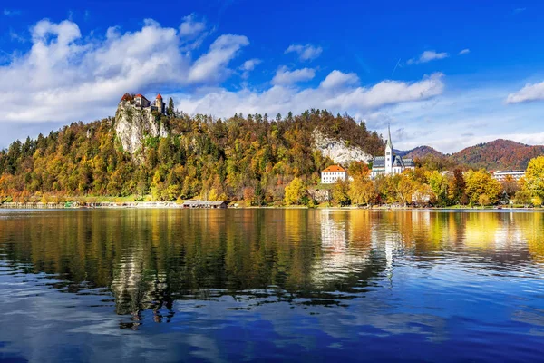 Средневековый замок на озере Блед в Словении — стоковое фото