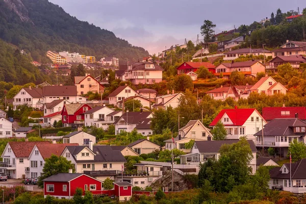 Norvège village de montagne et paysage du fjord — Photo