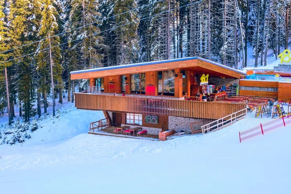 Piste de ski à Bansko, Bulgarie et skieurs — Photo