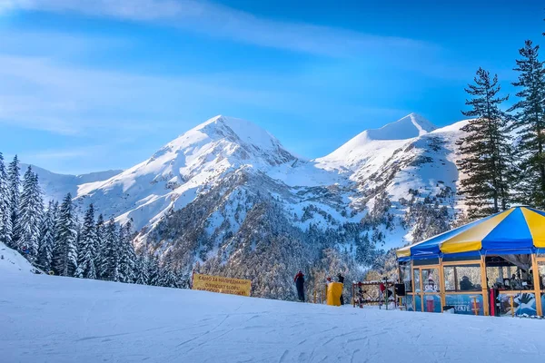 Skidorten Bansko, Bulgarien och skidåkare — Stockfoto