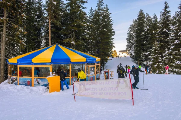 Skigebiet Bansko, Bulgarien und Skifahrer — Stockfoto