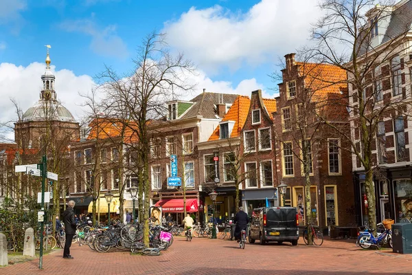 Вид на улицу в Лейдене, Нидерланды — стоковое фото