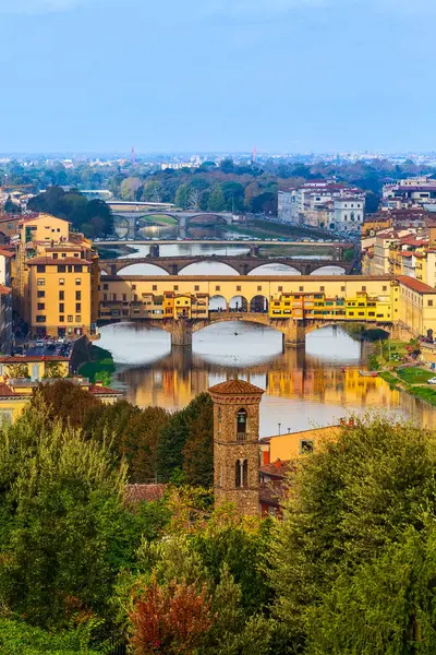 Pohled na město s Ponte Vecchio, Florencie, Itálie — Stock fotografie