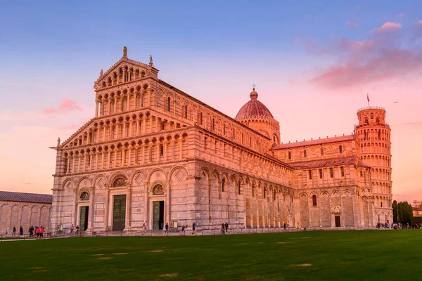 Pisa Cathedral Mucizeler Meydanı Üzerinde Leaning Tower Pembe Mavi Gün — Stok fotoğraf