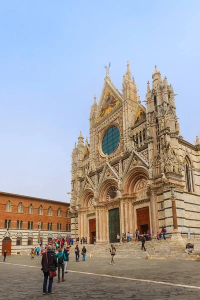 Catedral, Duomo di Siena, Italia y personas — Foto de Stock