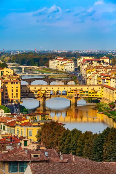 Pohled na město s Ponte Vecchio, Florencie, Itálie — Stock fotografie