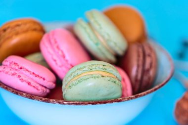 Pasta macaron veya turkuaz arka plan üzerinde acıbadem kurabiyesi