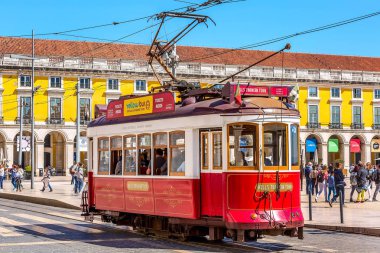 Lizbon, Portekiz kırmızı turistik tramvay