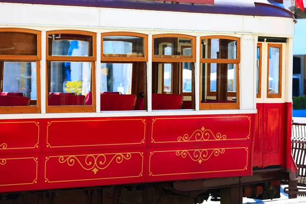 Lisbona, Portogallo tram turistico rosso — Foto Stock
