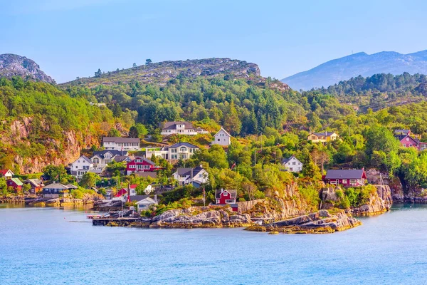 Noorwegen dorp en fjord landschap — Stockfoto