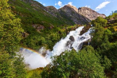 Norveç 'te Gökkuşağı ve Gelinlik Şelalesi
