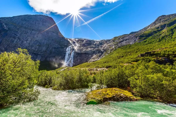 Путь к леднику Бриксдаль, водопад в Норвегии — стоковое фото
