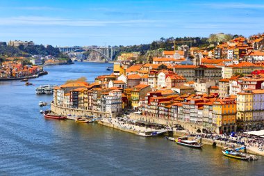 Porto, Portekiz Douro nehri ile eski kasaba manzarası