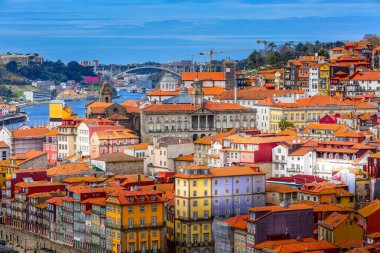 Porto, Portekiz Douro nehri ile eski kasaba manzarası