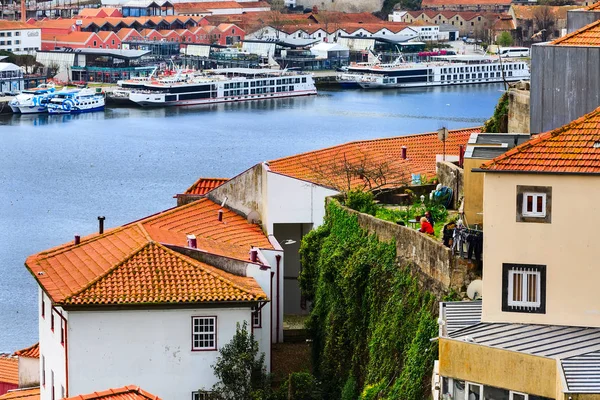 Oporto, Portugal Vista del casco antiguo con el río Duero — Foto de Stock