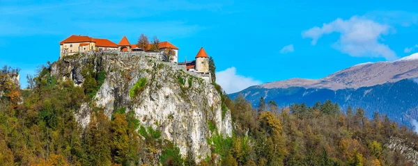 Medieval castle on Bled lake in Slovenia — Stock Photo, Image