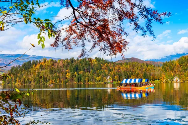 Bled, Eslovenia vista con barco — Foto de Stock