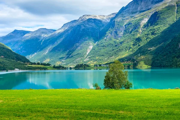 Norvégia fjord és hegyi vízesések táj — Stock Fotó