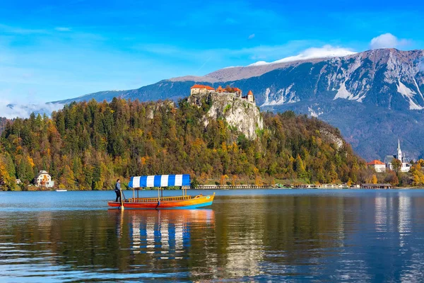 Bled, Eslovenia vista con castillo y barco — Foto de Stock