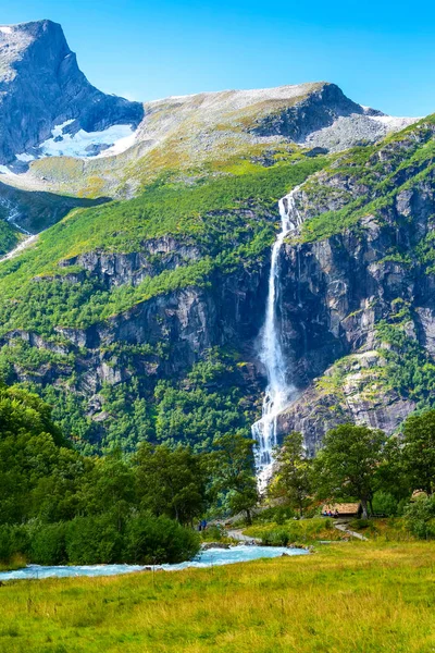 Út Briksdal gleccser, vízesés Norvégiában — Stock Fotó