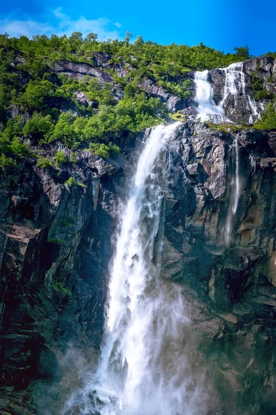 Väg till Briksdals glaciär, vattenfall i Norge — Stockfoto