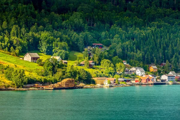 Noorwegen, Olden dorp en fjord landschap — Stockfoto