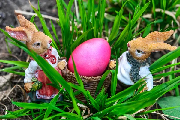 Conigli che trasportano uovo di Pasqua rosso — Foto Stock