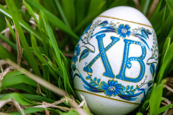 Œuf de Pâques traditionnel russe dans l'herbe verte — Photo