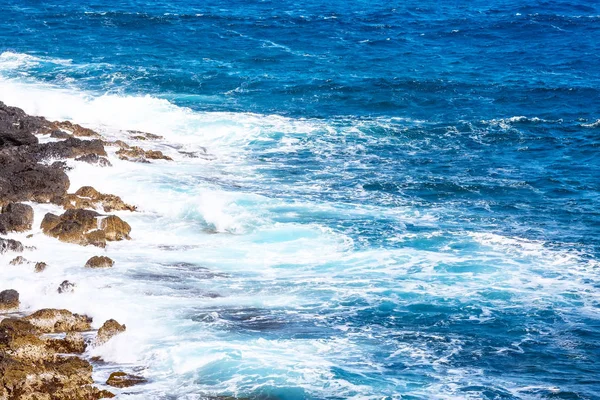 Golven raken de zee kust rotsen — Stockfoto