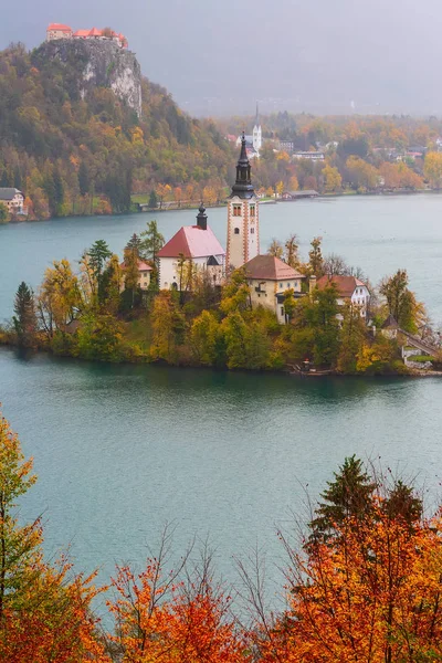 Bled, Slovenia осенний вид с церковью — стоковое фото