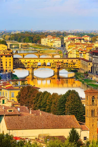 Pohled na město s Ponte Vecchio, Florencie, Itálie — Stock fotografie