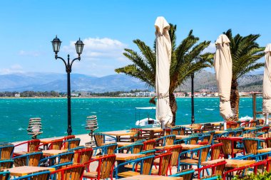 Yunanistan 'ın Nafplio kentinde palmiye ağaçları ile gezinti