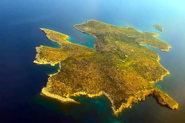 Vista aérea de la isla de Fleves cerca de Atenas, Grecia — Foto de Stock
