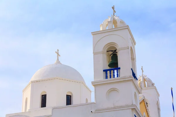 ギリシャ教会ホワイトドーム、サントリーニ島、ギリシャ — ストック写真