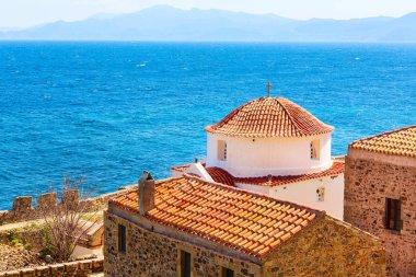 Mora'daki Monemvasia kilisesi ve denizi, Yunanistan