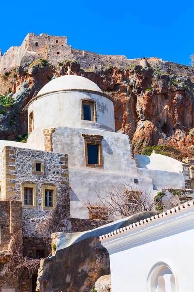 Monemvasia casas e iglesia, Peloponeso, Grecia — Foto de Stock