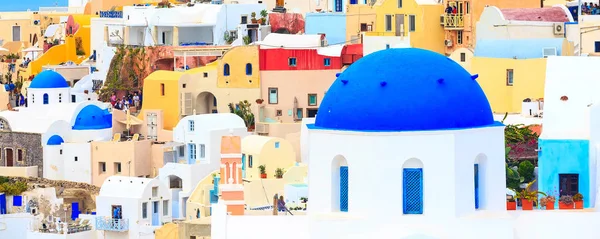 Oia kerk en huis in Santorini, Griekenland — Stockfoto