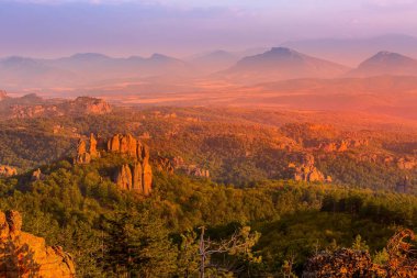 Cliff gün batımını sallıyor, Belogradchik, Bulgaristan