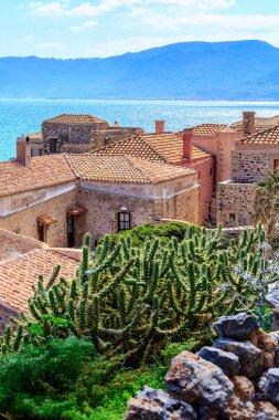 Mora'daki Monemvasia kilisesi ve denizi, Yunanistan