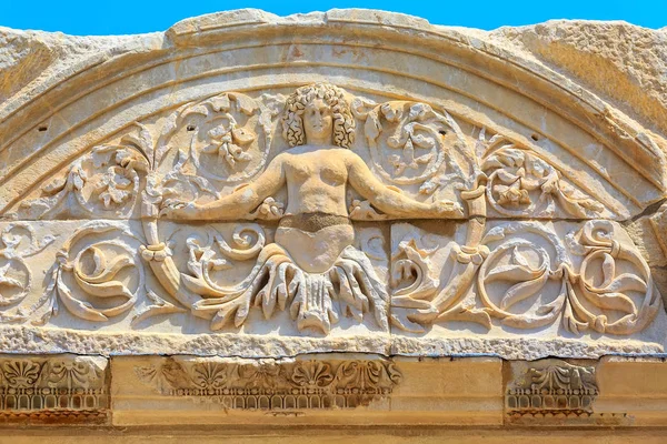 Chrám hadrianské zříceniny v Efesu, Turecko — Stock fotografie