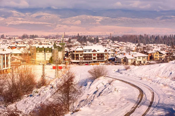 Panorama över den bulgariska skidanläggningen Bansko — Stockfoto
