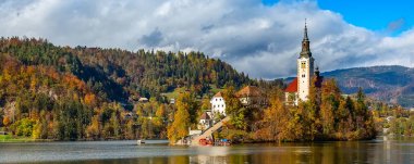 Kanlı, Slovenya kiliseyle panoramik manzara