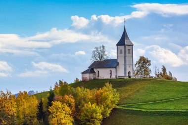Slovenya kırsalındaki tepenin üstündeki kilise