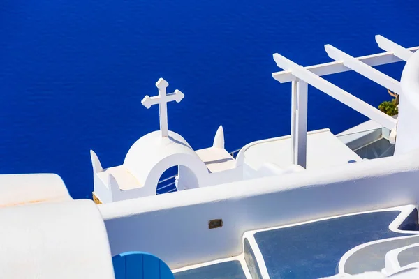 Iglesia blanca y del mar, Santorini, Grecia — Foto de Stock