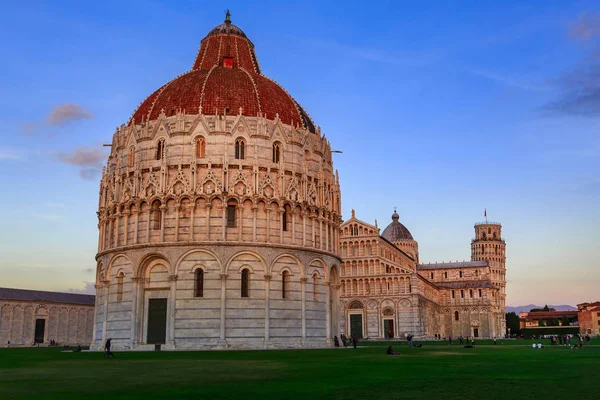 Pisas baptisterium med katedralen i Italien — Stockfoto