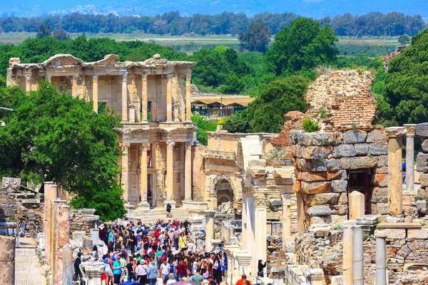 Personas que visitan antiguas ruinas de Éfeso, Turquía —  Fotos de Stock