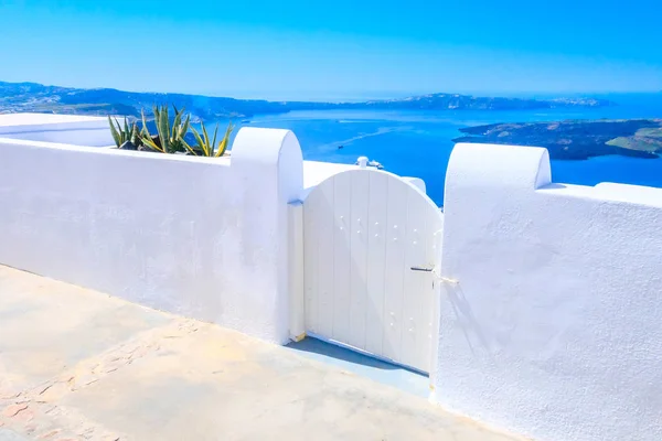 Białe drzwi do Caldera, Santorini, Grecja — Zdjęcie stockowe