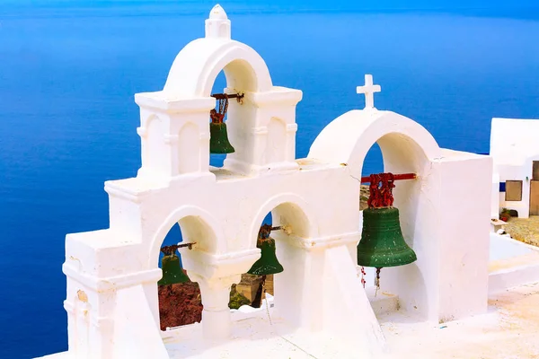 Morska i biała dzwonnica, Santorini, Grecja — Zdjęcie stockowe
