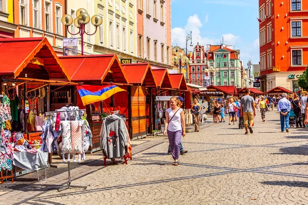 Вроцлав, Польша, лотки на Рыночной площади — стоковое фото
