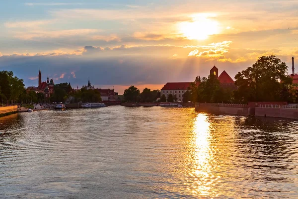 Wrocław, Polska panorama zachodu słońca Odra — Zdjęcie stockowe